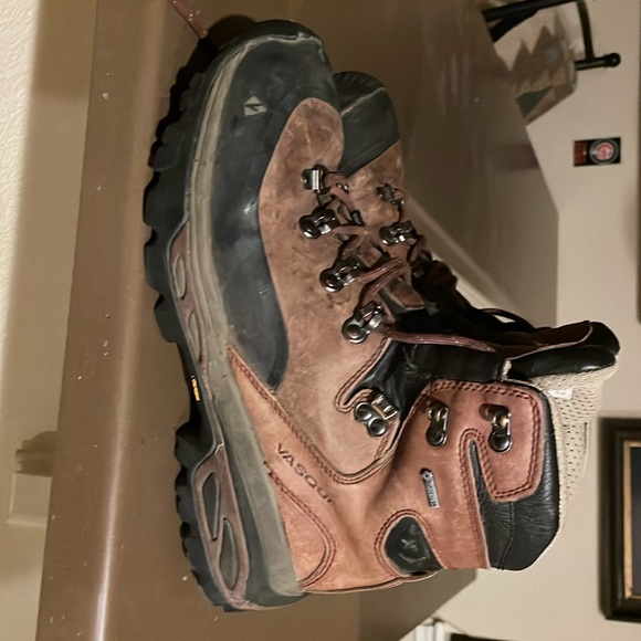 Vasque hiking boots - Picture 3 of 5